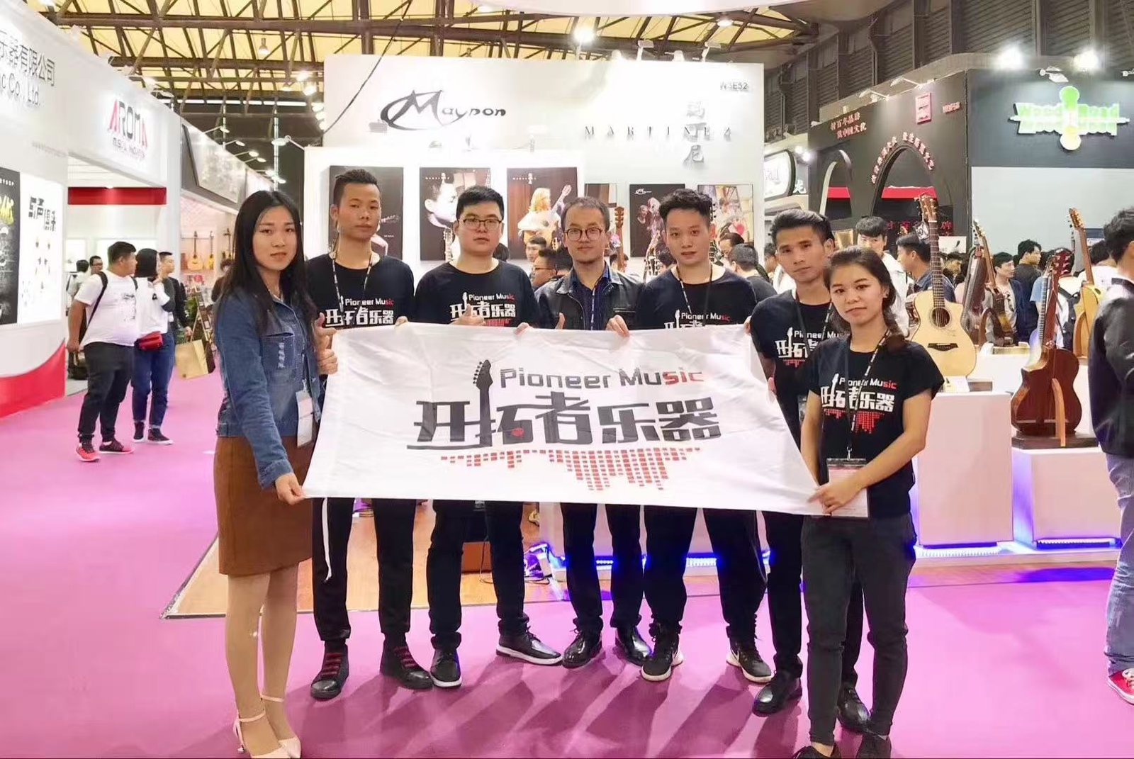 卡普马展会现场合影